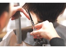 カウンセリングを元に磨き上げられた技術で理想へ導く。技術だけでなく、店内の香りや癒しの音楽でも演出。