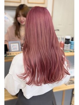 ネオリーブ クーロ(Neolive curro) 小顔ハッシュレイヤー×ハイトーンレッドピンク[横浜/ブリーチ]