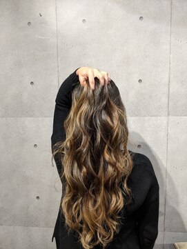 ラジィ(L'Asie) ☆ナチュラルブロンド、動きのあるロングレイヤー