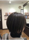 透明感のある少し前下がりのショートボブ