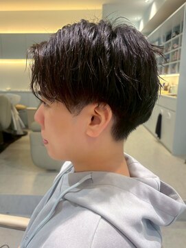 ノラ ウメダ(NORA UMEDA) 毛流れセンターパート韓国刈り上げツーブロックショートレイヤー