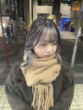 シー(shii..) 《shii..船水》#フェイスフレーミング#インナーカラー#シルバー