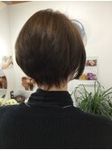 大人丸みグラボブ前下がりショートの髪型