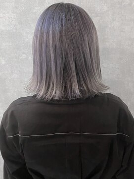イール(iIIL) 【iIIL hair lounge】外ハネ切りっぱなしボブブリーチ