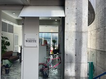 ホワイト(WHITE)の雰囲気（この入り口が目印です☆）