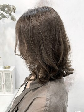 アリスト(er.ist.) くびレイヤー × カーキベージュ