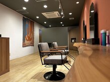 ワンド(ONE&)の雰囲気（天然木テーブルが置かれ、温かみを感じる落ち着いた空間）