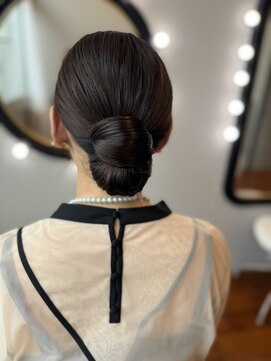 コマリ(comari) タイトシニヨン