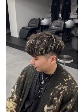 スパイラルパーマフェードカット刈り上げセンターパートS