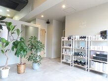 チラックス(ChilluX)の雰囲気(待ち合いも広々、お席も半個室空間でゆっくりお過ごしできます◎)