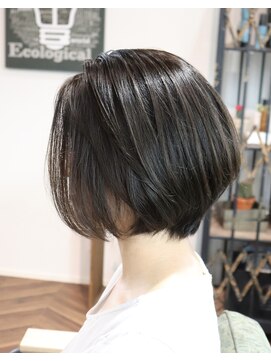 ウィスカーヘアー(whisker hair) 前下がりボブ