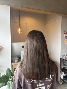 シー 岡崎(,SHE) グレージュカラー透明感ロングヘア