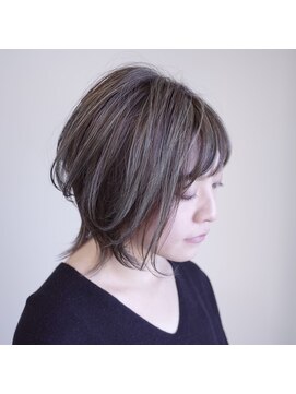 クロエバイラヴィズム 横越店蔦屋書店店内(CLOE by LUVISM) 表面と内側の色抜け差を活かした擬似ハイライトカラー