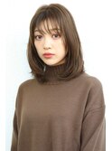 縦長シルエットのミディアムストレート
