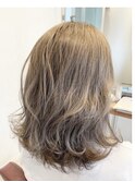 ハイトーンカラーの軽めのミディアムボブ