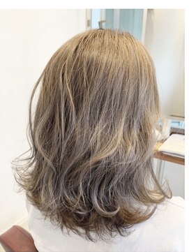 アジール(asile) ハイトーンカラーの軽めのミディアムボブ