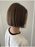 くすみベージュ×ボブ