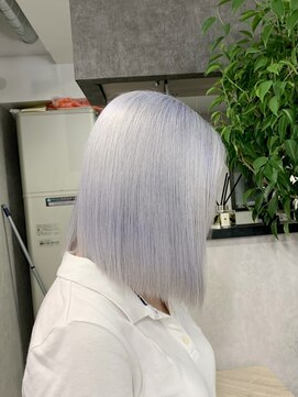 ロウル 渋谷(LOWRL) ホワイトブルーシルバー/前下がりボブ/ハイトーンカラー