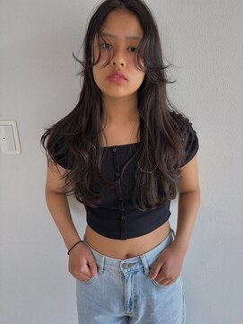 ミディアムレイヤー韓国風ヘア抜け感顔周りカット