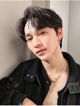 ポーチバイハニー オモテサンドウ(PORCH by HONEY omotesando) フェザーパーマ メンズパーマ センターパート 耳 掛けスタイル3