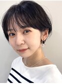 小顔 黒髪 パーマショート 暗髪  前髪あり 耳かけショート
