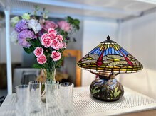 セット面近くにはエミール・ガレのランプとお花が飾られています