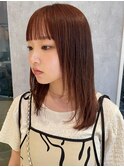 ピンクオレンジなフレッシュカラーのまとまるロングヘア。