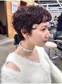 ピクシーショート、くるくるパーマ、オレンジブラウンカラー