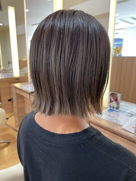 ニューヨークニューヨークマザーズ(NYNY Mothers) 切りっぱなしボブ/グレージュ/グラデーション/ボブ/外ハネ