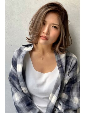 トルネード(TORNADO) ハイライト外ハネ前下がりボブクリーミィーベージュ