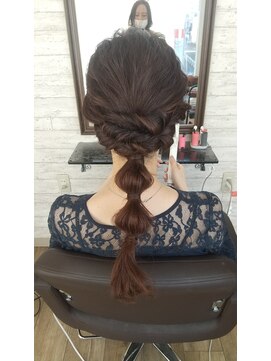 アンフィ(Amphi) 玉ねぎヘアーアレンジ