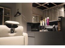 ライールザバーバー 梅田 堂島店(Lair the barber)の雰囲気（隅々まで大人なデザインでおしゃれな空間です。/シェービング）