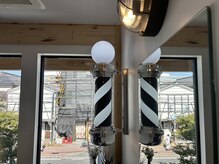 つづく理髪店の雰囲気（清潔感のあるシンプルな雰囲気のお店です！）