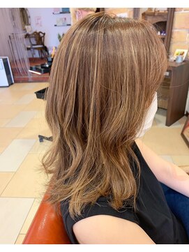 アリーナ 緑が丘店(arena) ハイライト&ローライトなセミディヘア