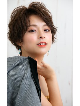 オピオ(Opio) センターパートで上品なハンサムショート　Opio服部
