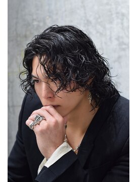 オルズ 渋谷(ALLZ) ミディアム黒髪センターパートウルフツイストスパイラルパーマ