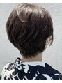美容室テク アート バイ シック くびれショート。クセが気になる方も生え方を見て切ります。