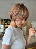 ショートカットくびれショート前下がりボブベージュカラー30代