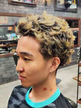 フォーコーナーズカットショップスリーセント 栄(FourCornersCutShop 3/cent) 仏陀パーマ/ブッダパーマ/スパイキーショート/ブリーチ