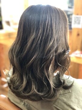 ララテラス(LaLa Terrace) ライトカーキアッシュ×外はね無造作ミディ