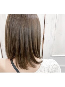 柔らかく艶のある髪は、女性らしいフェミニンな印象を伝えてくれます。秘密はカラーレシピに有り。