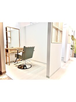 個室ブースはゆったりとした空間☆周りを気にせず、サロンタイムをリラックスしてお過ごしいただけます◎