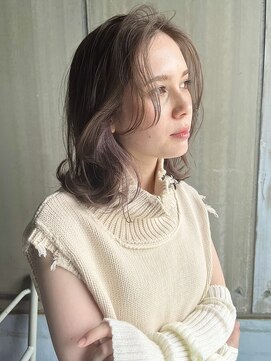 シーア(ciia) 顔まわりレイヤー こなれミディ 暗髪 ニュアンスパーマ レイヤー