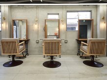 真鍮ランプと韓国風のミニマルで可愛い店内のマンツーマン接客