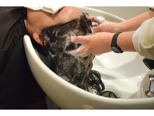 【頭皮ケアシャンプー】頭皮の状態に合わせたシャンプーをします。