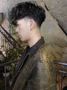 ノラ シブヤ(NORA) スペインカールテーパーフェードメッシュハイライト海外風短髪