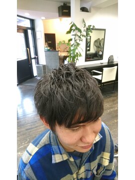 ヘッズ(HEADS) 黒髪でも軽やかに仕上げたソリッドマッシュ