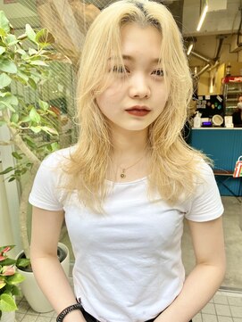 ノラ シブヤ(NORA) ウルフカット　ハイトーンカラー　ケアブリーチ　センターパート