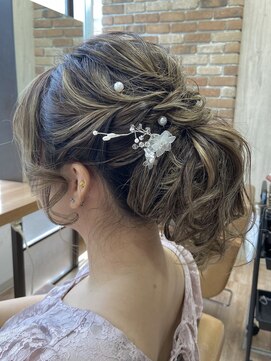 ヴィサージュクルー(VISAGE crew) 華やかポニーテールデザイン！