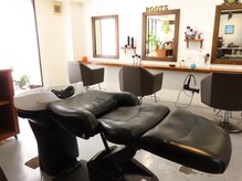 ルーツ(ROOTS)の雰囲気(シャンプー台は黒を基調にしナチュラルな雰囲気)